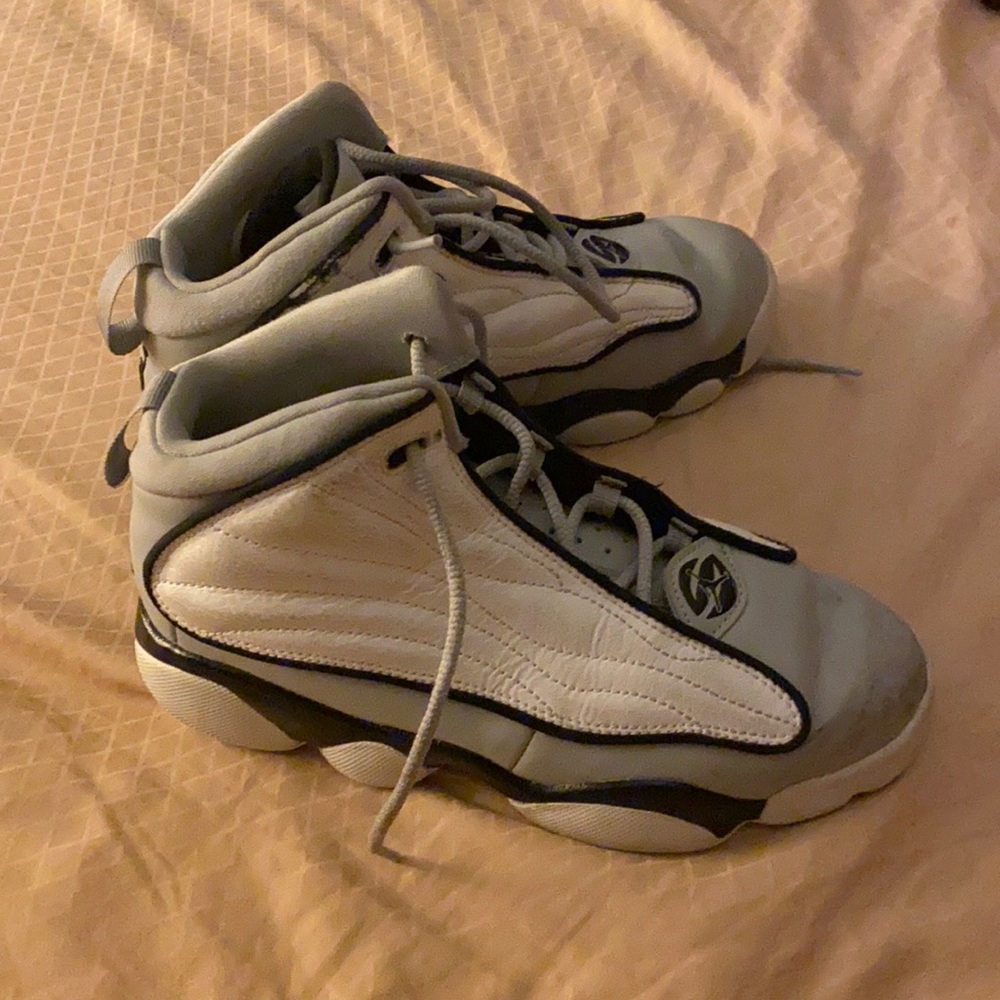Nike Jordan’s boys 3Y white and grey